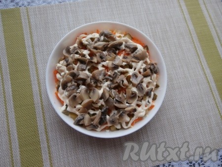 Смазать майонезом и выложить нарезанные маринованные шампиньоны.