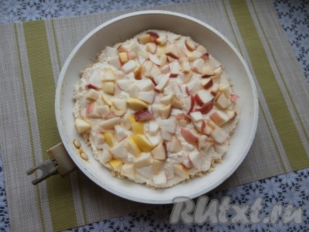 На крошку из песочного теста выложить творожную начинку, аккуратно разровнять. Поверх творога разложить кусочки очищенных от семян яблок.