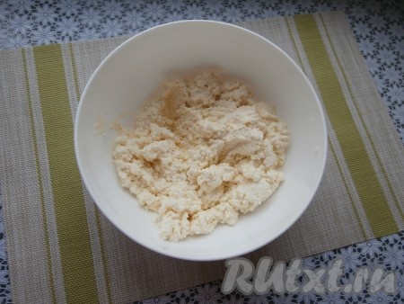 Также добавить крахмал и хорошо перемешать творожную начинку.