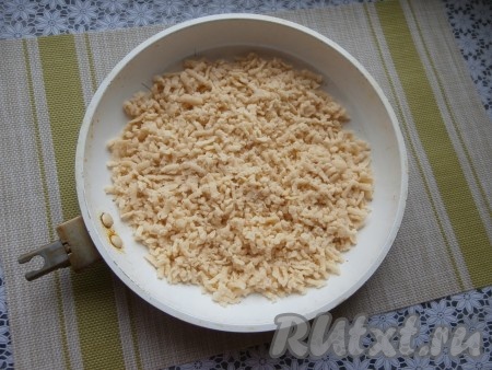 Круглую форму диаметром 24-26 см смазать 1 чайной ложкой растительного масла (я в качестве формы использовала сковороду без ручки), натереть на крупной тёрке одну часть теста.