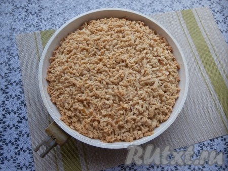 Выпекать тёртый пирог с творогом и яблоками минут 30-40 (до румяности) в разогретой до 200 градусов духовке.