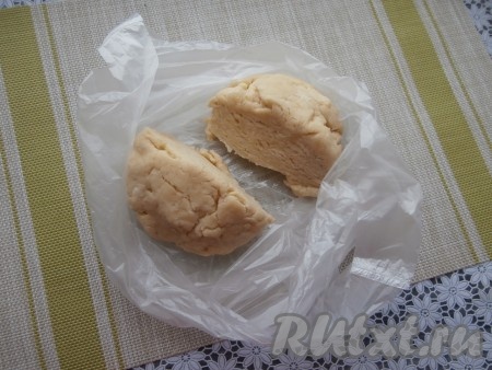 Разделить тесто на 2 части, завернуть в целлофан и поместить минут на 30 в морозилку.