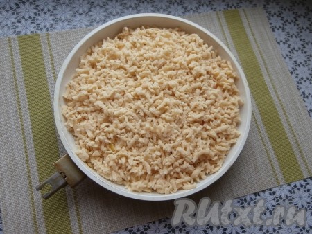 Сверху натереть вторую часть теста, чтобы оно покрыло всю творожно-яблочную начинку.