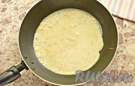 Смазываем сковороду маслом и хорошо прогреваем поверхность. Половником зачерпываем тесто и выливаем его ровным, тонким слоем на сковороду. Огонь должен быть чуть выше среднего. Жарим морковный блинчик с двух сторон до румяности (примерно по минуте с каждой стороны), а затем перекладываем на тарелку.