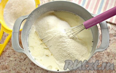 Добавляем сахар, просеянную муку и соль.