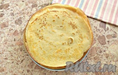 Перед выпечкой каждого блина не забываем перемешивать морковное блинное тесто, тогда оно будет иметь однородную консистенцию. Поверхность сковороды смазывайте, только если в этом есть необходимость. Постепенно пожарить все блины. Я жарила их на сковороде диаметром 18 сантиметров, у меня вышло 14 штук.