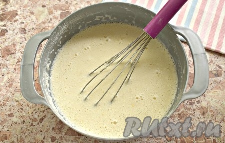 Ингредиенты энергично перемешиваем венчиком, чтобы получилось блинное тесто, по консистенции похожее на очень жидкую сметану.