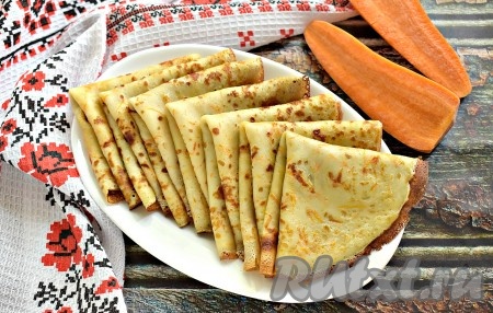 Морковные блины, замешанные на молоке, получаются тоненькими, вкусными и красивыми, к столу подаём их горячими. Угощайтесь на здоровье!