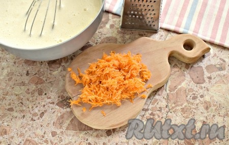 Очищаем морковь и натираем её на мелкой тёрке.