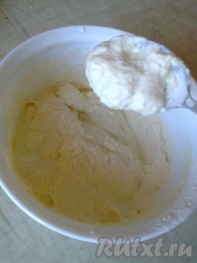 Муки надо добавить столько, чтобы тесто стало густым и сползало с ложки кусками. У меня ушло 11 столовых ложек муки. В зависимости от качества муки, её может понадобиться больше или меньше.