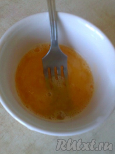 В отдельной посуде взбить с помощью вилки яйцо с содой.