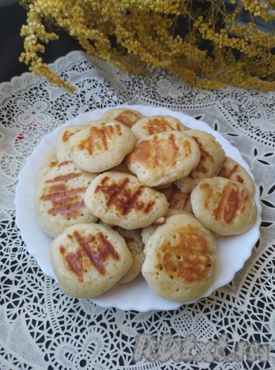 Надеюсь, вам понравится и приятно удивит вкус этих мини-оладий, замешанных на кефире и приготовленных по этому несложному рецепту.