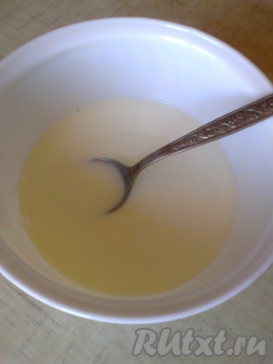 Сначала надо слегка подогреть кефир (можно подогреть в течение 30 секунд в микроволновке). В тёплый кефир добавить сахар и соль. Тщательно перемешать, чтобы соль и сахар полностью растворились в кефире.