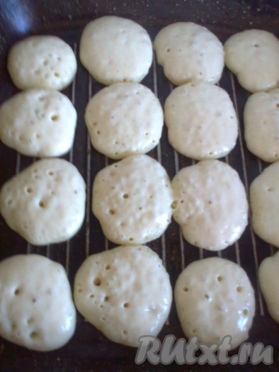 Жарить оладьи до золотистости с двух сторон. Огонь должен быть средним, не сильным, тогда мини-оладушки надуются, как пончики.