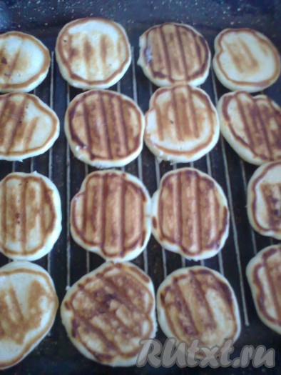 Внутри они получаются очень пышными, мягкими, снаружи - немного хрустящими.