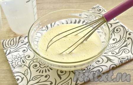 В получившуюся яичную смесь вливаем молоко комнатной температуры, перемешиваем.