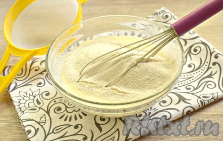 В молочно-яичную смесь просеиваем пшеничную муку.

