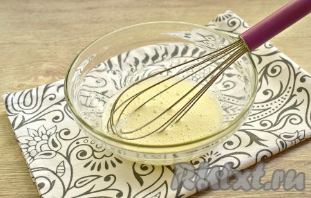 Взбиваем содержимое миски до однородности венчиком (в течение 2-3 минут) или миксером (в течение 1 минуты).