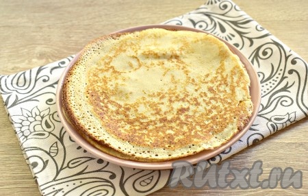 Готовые блинчики после жарки складываем стопкой на тарелку. У меня вышло 14 нежных, тонких блинов, замешанных на молоке с добавлением сливочного масла (я использовала сковороду диаметром 18 см).