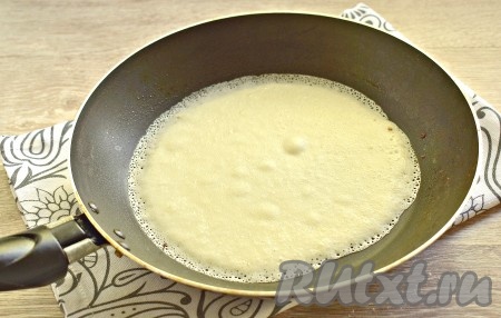 Поверхность сковороды для выпечки блинов смазываем растительным маслом и очень хорошо прогреваем на огне. Набираем тесто в половник и распределяем по дну сковородки. Огонь должен быть немного выше среднего. Жарим блинчик с двух сторон до приятной румяности (примерно, по 40-45 секунд с каждой стороны), а затем перекладываем на тарелку. Сковороду после выпечки первого блина я больше не смазывала, ведь в тесте и так есть сливочное масло. Аналогично жарим все блины. Тесто периодически перемешивайте.