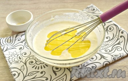 Сливочное масло нужно растопить. Я поставила масло в микроволновку и прогрела его в течение минуты до нужной консистенции. Тёплое растопленное сливочное масло добавляем в тесто.