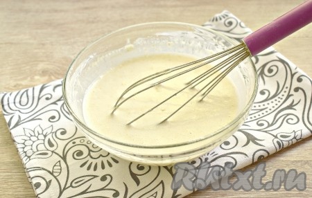 Тщательно перемешиваем, чтобы получилось жидкое тесто без комочков.

