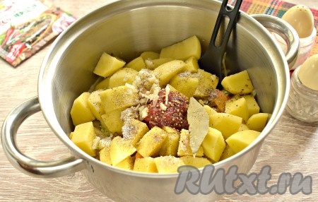 В кастрюлю с овощами добавляем измельчённый чеснок, лавровый лист, кетчуп (можно заменить томатной пастой или томатным соусом), солим по вкусу и перчим.