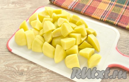 Очищаем картошку и нарезаем на средние кубики (размер стороны кубиков картофеля должен быть, примерно, 2,5 см).