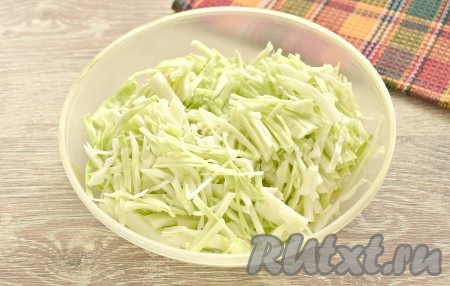 С капусты снимаем верхние листы, а после этого нарезаем на достаточно тонкие полоски.
