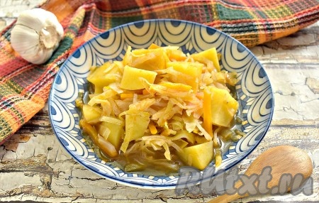 Сытное, вкусное, ароматное рагу из овощей с капустой и картошкой подаём к столу в качестве гарнира к рыбе, птице, мясу или в качестве полноценного самостоятельного блюда. При подаче можно посыпать его дополнительно свежей зеленью. 