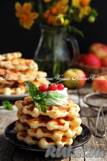 Вкусные, нежные, ароматные яблочные вафли, приготовленные в электровафельнице, подать к столу, дополнив вареньем, сгущённым молоком или сладкими соусами.