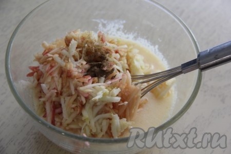 Добавить яблоки в тесто и всыпать корицу, перемешать венчиком.