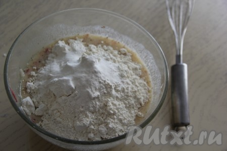 В получившееся тесто с яблоками всыпать муку и разрыхлитель, перемешать до однородности столовой ложкой (или лопаткой).