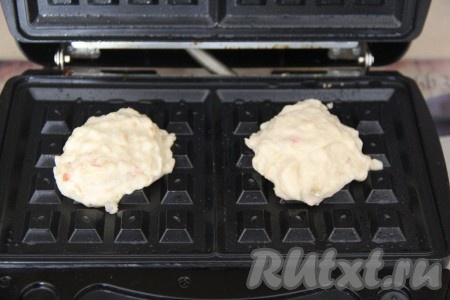 Электровафельницу хорошо разогреть и смазать растительным маслом при помощи кулинарной кисти. Я смазывала только перед выпечкой первой порции яблочных вафель. Выложить на каждую панель по 1,5 столовых ложки теста и закрыть крышку вафельницы.