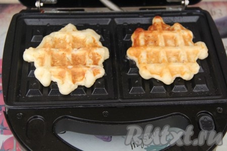 Выпекать вафли до золотистого цвета, затем переложить на тарелку. Постепенно испечь из оставшегося теста все вафельки.