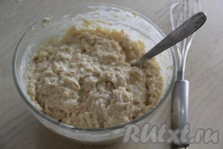 Тесто для приготовления яблочных вафель получится достаточно густым.