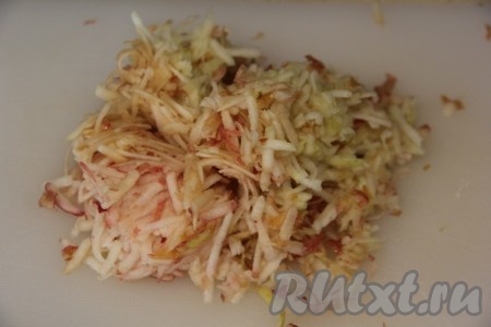 Яблоки вымыть и натереть на средней тёрке (очищать яблоки от шкурки я не стала).