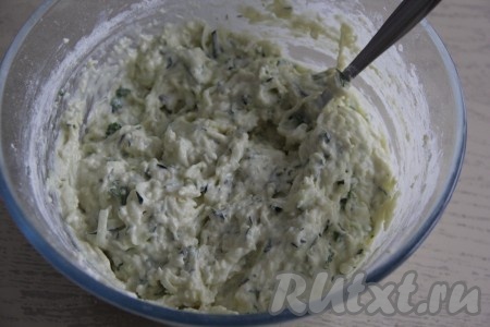 Кабачково-сырное тесто получится не очень густым.