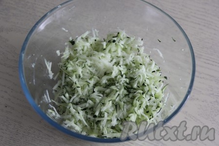 Вымыть кабачок, жёсткую кожуру и семечки лучше удалить (у меня был молодой кабачок с мягкой кожурой, поэтому я не очищала его от семечек и кожуры). 500 грамм подготовленного кабачка натереть на средней тёрке и выложить в объёмную миску. Сок из кабачковой массы отжимать не нужно!