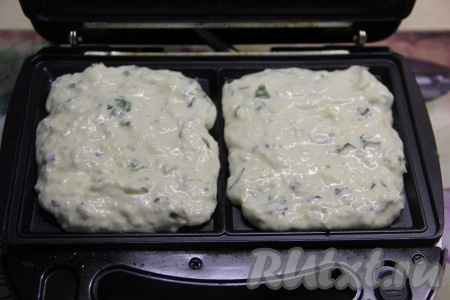 Вафельницу хорошо разогреть, по желанию, смазать панели растительным маслом. Выложить часть кабачково-сырного теста. Можно выкладывать по 2 столовые ложки теста, тогда получатся круглые вафли. Я заполняла тестом полностью всю панель и у меня получились прямоугольные вафли.