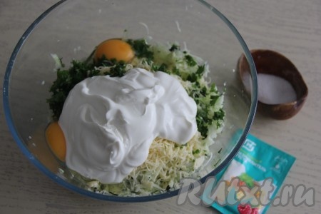 Выложить сметану.