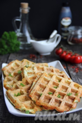 Мягкие, нежные вафли, приготовленные из кабачков с сыром, подать в горячем виде со сметаной или любым соусом. Очень вкусно!