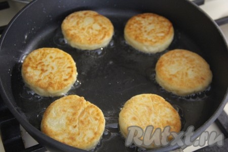 Жарить сырники на среднем огне с двух сторон до лёгкого золотистого цвета (минуты по 2-3 с каждой стороны).