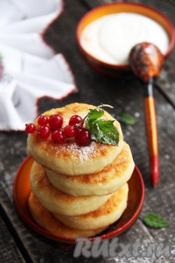 Вот такие аппетитные, вкусные, нежные сырники получились из одной пачки творога. Идеальный завтрак или перекус вам обеспечен!