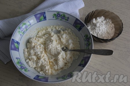 Вилкой хорошо перемешать творожную массу до однородности.