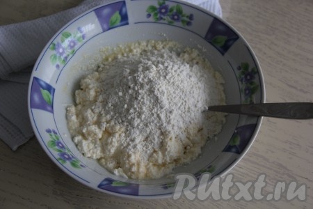 Всыпать муку. Муку не добавляйте всю сразу, вводите её постепенно, по столовой ложке, и перемешивайте с творожной массой. Тут главное не забить тесто мукой, иначе сырники получатся жёсткие.