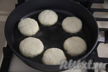 Очень хорошо разогреть сковородку с растительным маслом, а затем выложить в неё сырники.