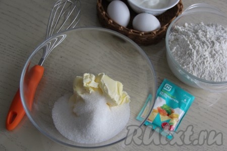 В достаточно глубокую миску всыпать сахар, ванильный сахар, выложить размягчённое при комнатной температуре (или растопленное) сливочное масло.