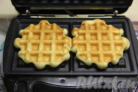 Выпекать бельгийские вафли до золотистого цвета, затем аккуратно переложить на тарелку. Постепенно испечь все вафельки. Из данного количества ингредиентов получается, примерно, 20 бельгийских вафель.