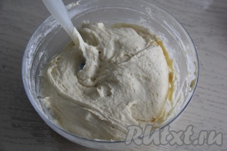 Постепенно добавляя муку, тщательно перемешивать тесто (удобно перемешивать силиконовой лопаткой, но можно перемешать и с помощью миксера). Тесто для выпечки бельгийских вафель должно получиться очень воздушным, лёгким и нежным (как на фото).